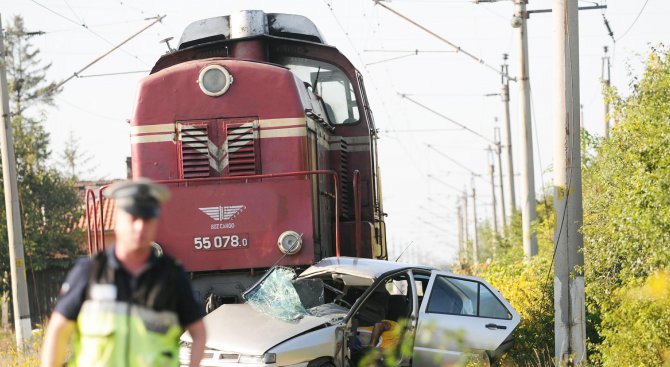 Катастрофа между влак и автомобил по чудо се размина без жертви