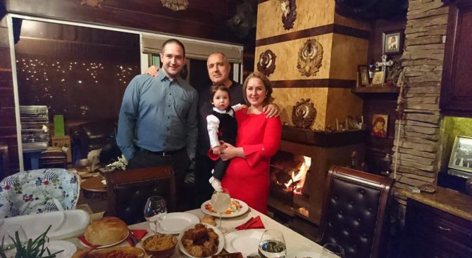 Борисов показа внука си и отправи коледно пожелание (снимки)
