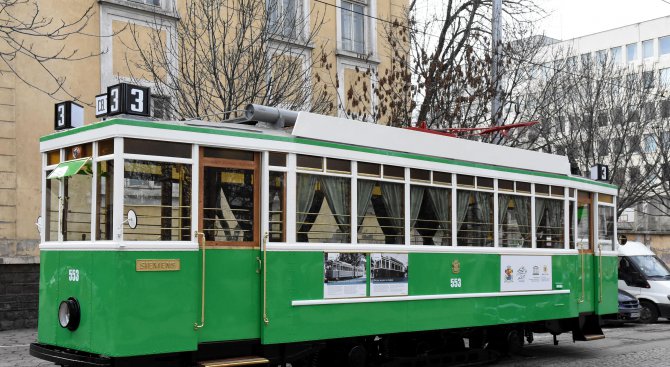 Ретро коледен трамвай ще вози децата из София