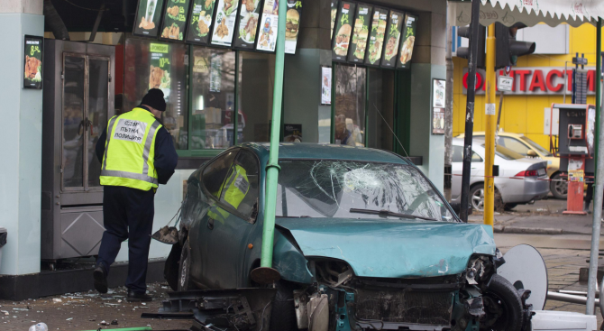 Кола се вряза в заведение за бързо хранене в София (снимки)