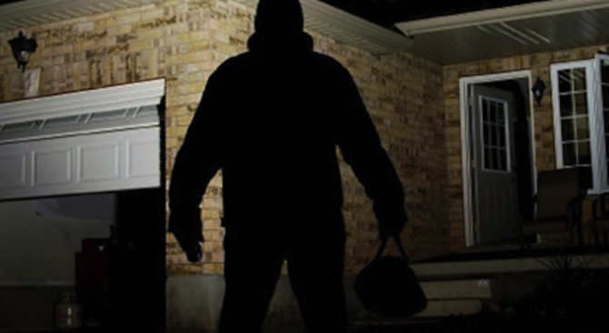 Колко минути са достатъчни на един крадец, за да отключи врата (видео)