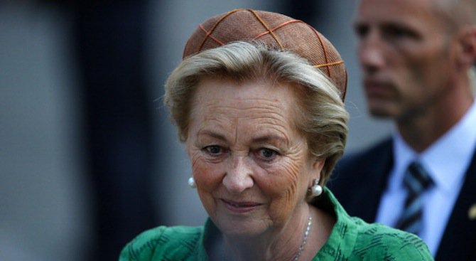 Кралицата-майка на Белгия е в болница с гръбначна фрактура