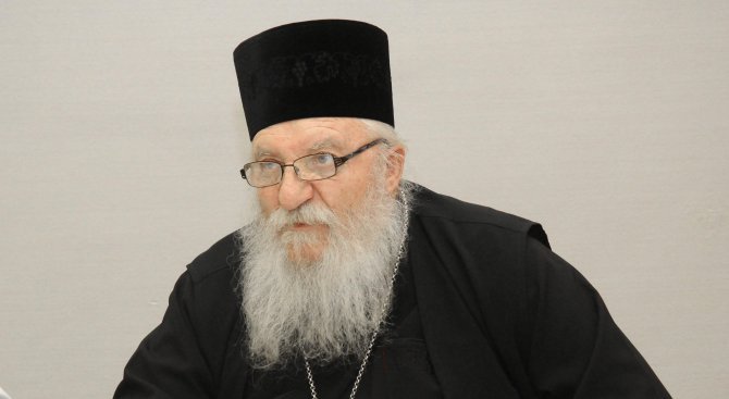 Отец Иван: С 200-килограмови прасета посрещаме Нова година