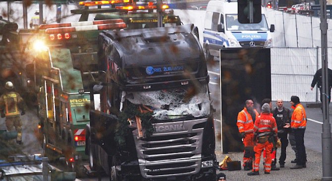 Полският шофьор на камиона от Берлин е бил прострелян часове преди атаката