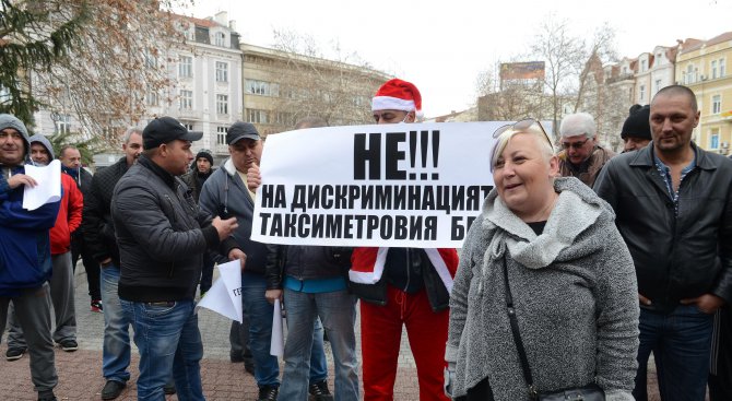 Таксиджиите пак протестират в Пловдив (снимки)