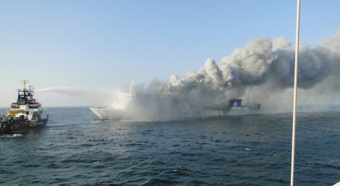 23 загинали и 17 изчезнали при пожар на ферибот в Индонезия