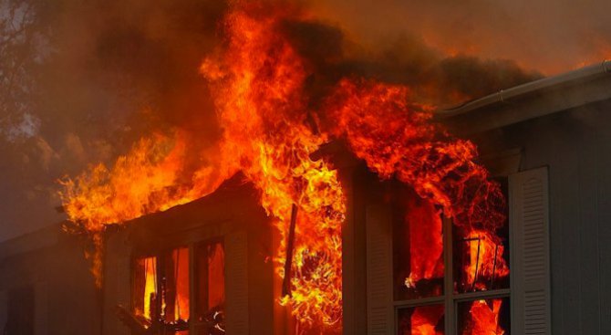 Най-малко 100 домове са изгорели при голям пожар в Чили