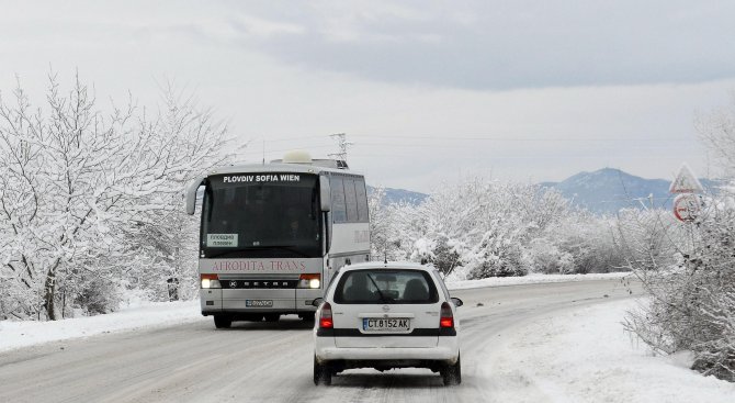 Трети ден страната ни е в снежен капан