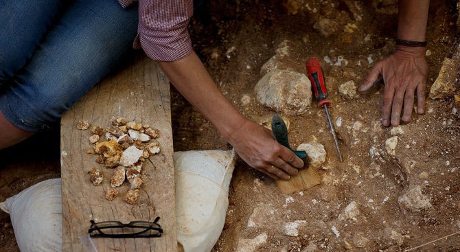 Археолози откриха меч на 2300 години, който още блести