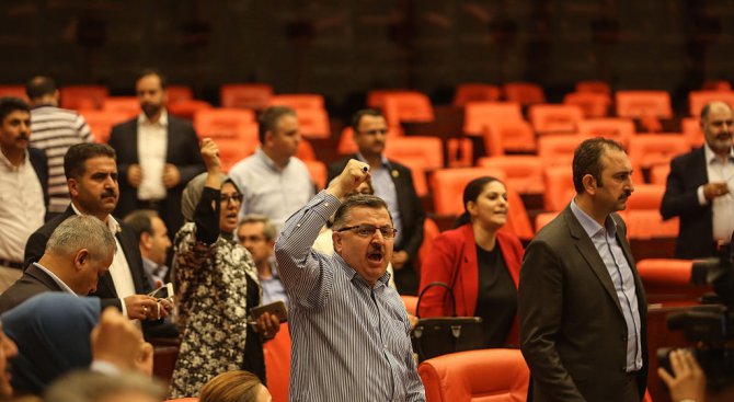 Конституционни реформи запалиха кютек в турския парламент (видео)