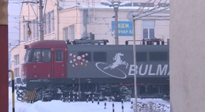 Локомотивът, теглил авариралия влак в Хитрино, вече е в София