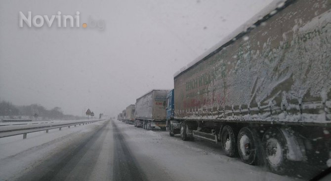 Затруднено движение по пътищата, магистралите са отворени