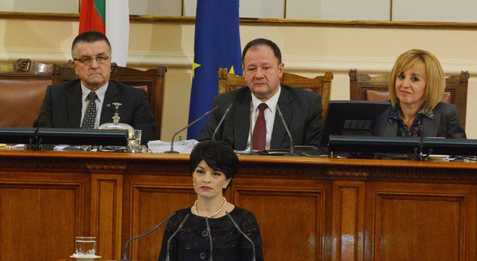 Атанасова: Радев се конфронтира с парламента