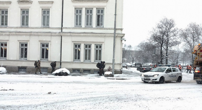 Жестоки мерки за сигурност около сградата на НС, пускат само снегорини (снимки)