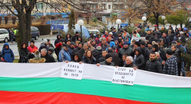 Жители на Кресна блокираха с протест главен път Е-79 (снимки)