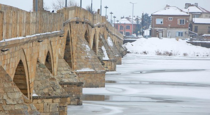 Лед скова река Mapицa край Свиленград (снимки)
