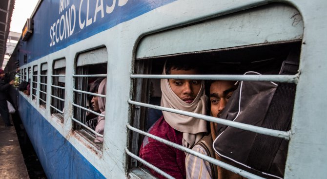 Най-малко 27 загинали при дерайлиране на влак в Индия