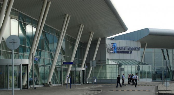 Самолет кацна аварийно на летището в София