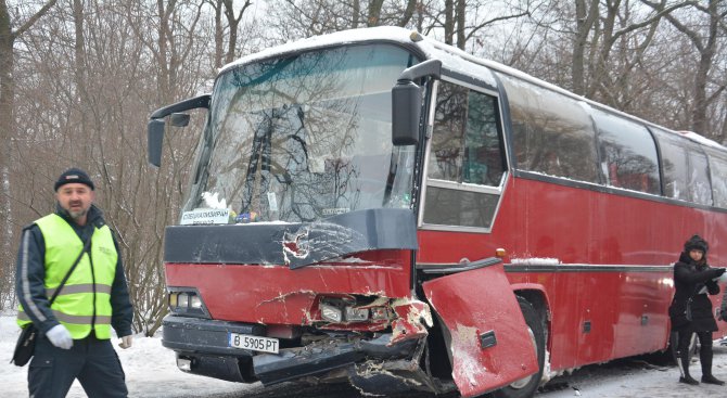 Зверска катастрофа между ученически автобус и кола. Загинала е жена, има ранени деца (снимки)