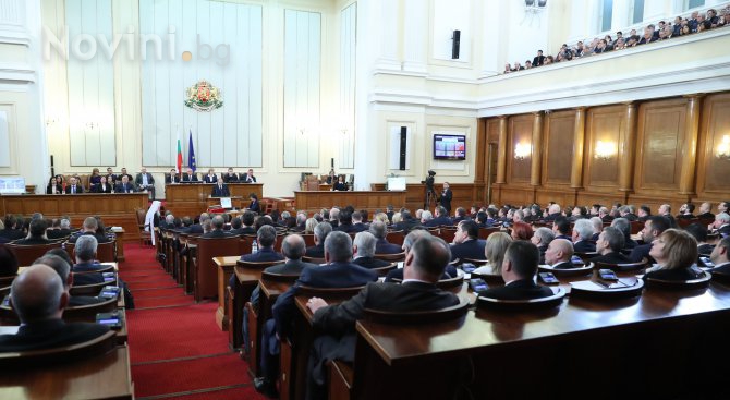 Депутатите се изпокараха, за малко да провалят заседанието (снимки)