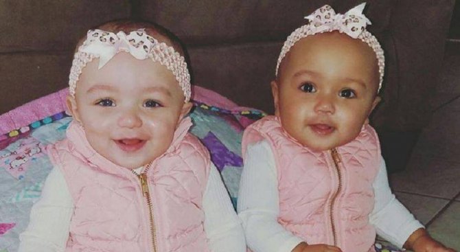 Жена роди близначки с различен цвят на кожата (видео)