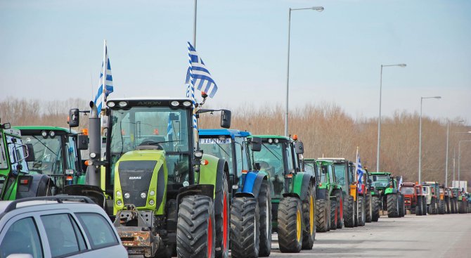 Протестиращи гръцки фермери струпват трактори в посока Промахон