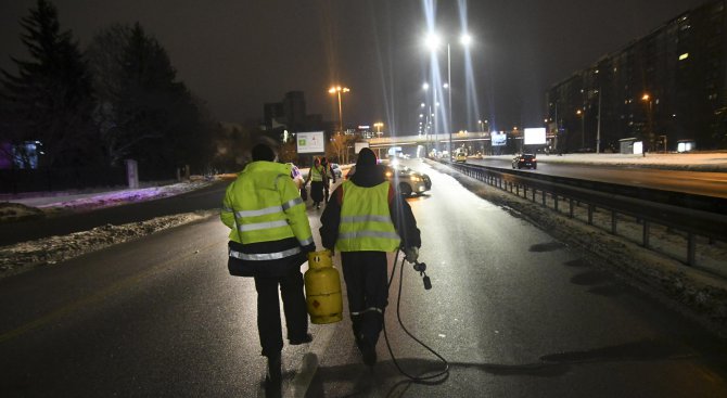 Работници запълват пукнатините по &quot;Цариградско шосе&quot; (снимки)