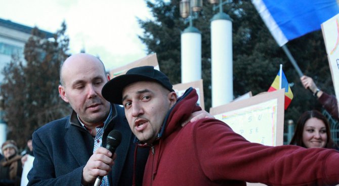 Българи и румънци протестираха пред румънското посолство (снимки)