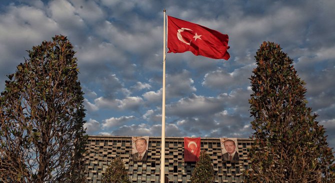Фирма върти алъш-вериш с флаг на българските турци (снимка)