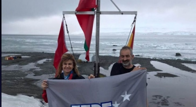 Ирена Соколова развя знамето на ГЕРБ на Антарктида (снимки)