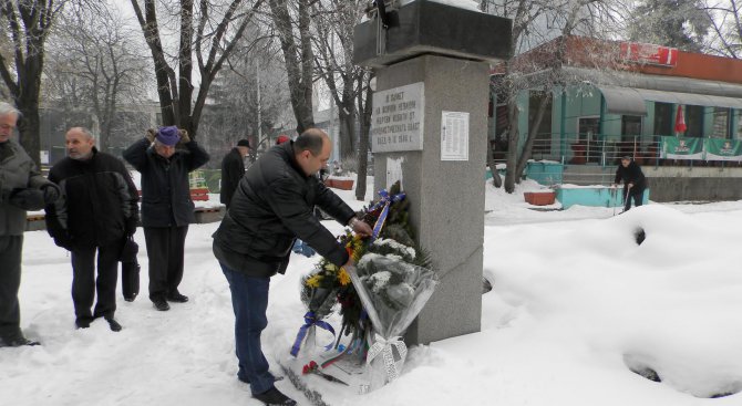 Общински съветници от ГЕРБ-Плевен почетоха паметта на жертвите на комунизма (снимки)