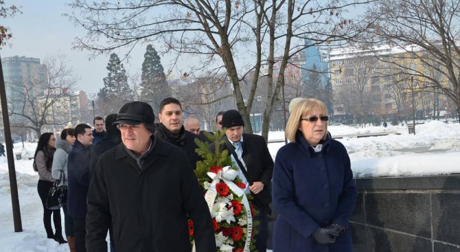 Представители на ГЕРБ поднесоха венец пред Мемориала на жертвите на комунизма в София (снимки)