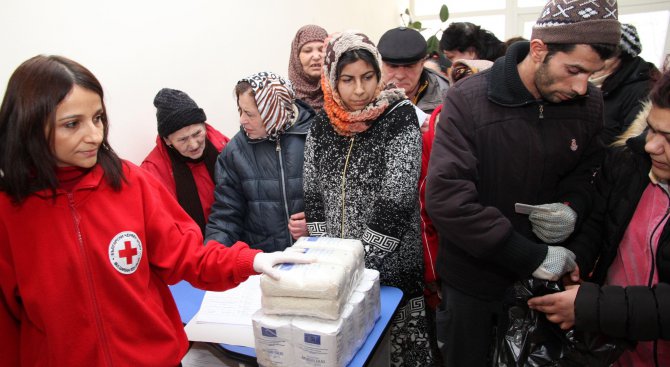 Раздават хранителни помощи за най-бедните