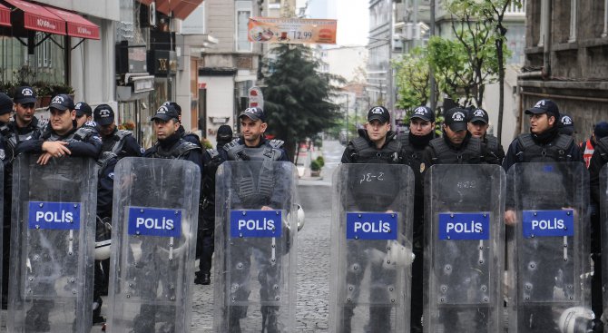Полицай се барикадира в турска психиатрия (обновена)