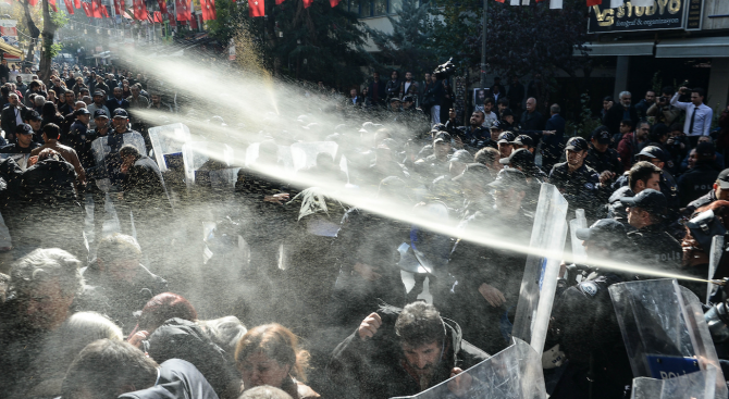 Арести и сълзотворен газ в университет в Анкара