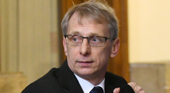 Денков: Оперативната програма не е спряна, но е застрашена