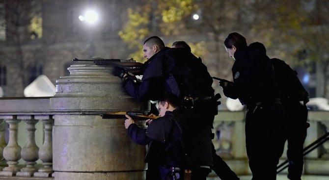 Изнасилването с полицейска палка запали Париж (видео)