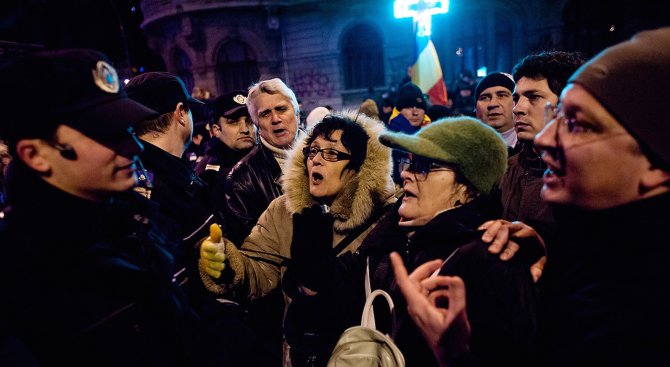 Протестите в Румъния продължават, въпреки че правителството оттегли спорното постановление (видео)