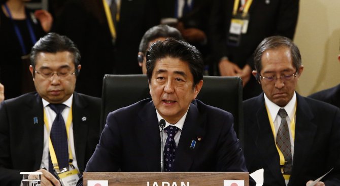 Японският премиер си проправя път към Тръмп с голф и подаръци