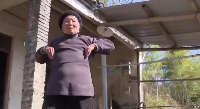 94-годишна „кунг-фу  баба” държи в страх цяло село (видео)