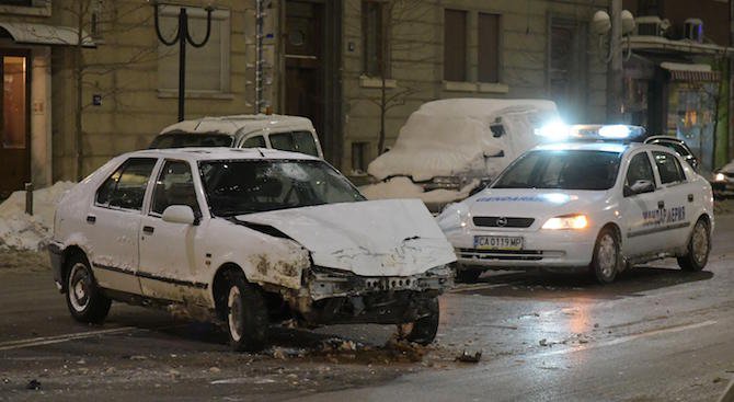Двама души пострадаха при катастрофа в София