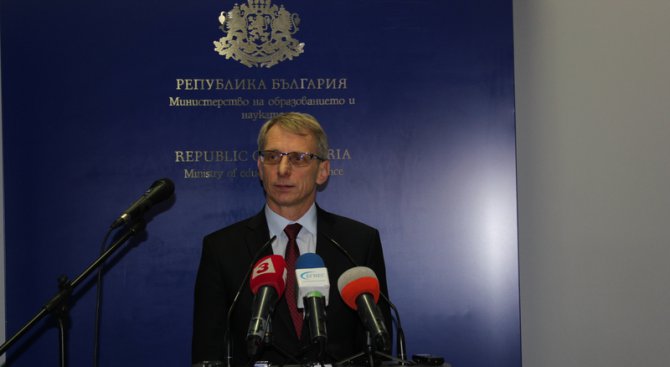 МОН представя план за възстановяване на замразените плащания