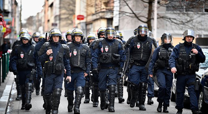 Ожесточени сблъсъци избухнаха между протестиращи и полицаи във Франция