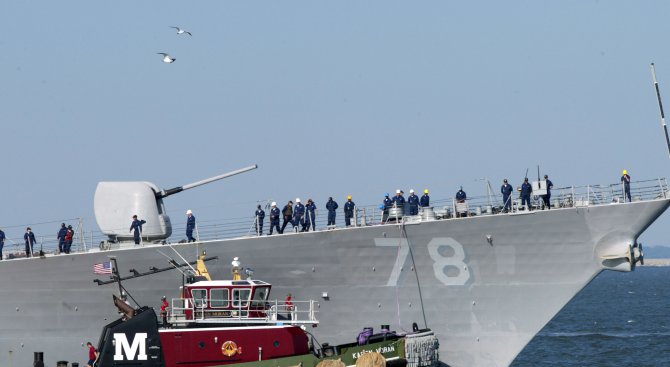 Руски военни самолети са прелетели 3 пъти опасно над американски боен кораб в Черно море