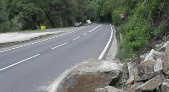 Скали паднаха върху пътното платно на улица в Ловеч