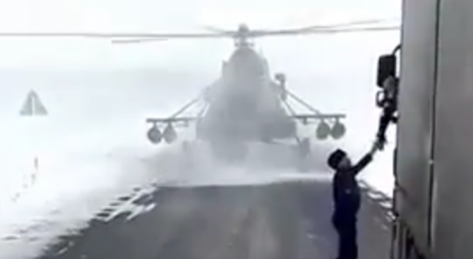 Военен пилот приземи хеликоптер на шосе, помоли да го упътят (видео)