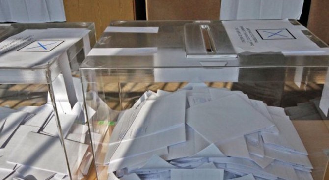 За предстоящите избори са регистрирани 13 партии, 9 коалиции и 21 инициативни комитета