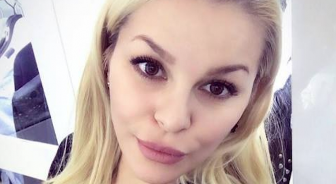 Деси Слава имала тайна връзка с 16-годишно момче!