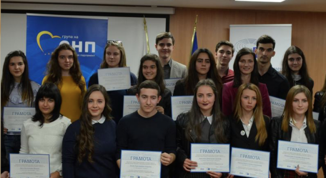 Мария Габриел награди ученици с посещение на Европейския парламент (снимка)