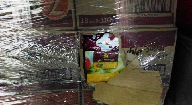 Митничари откриха близо 100 кг нелегален тютюн за наргиле в кашони с кроасани (снимки)